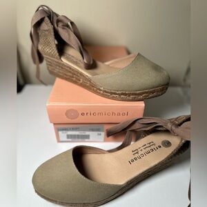 Eric Michael Suzy wedge sandals taupe size 39 (9us)